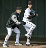 「【巨人】中川皓太が久保塾　ブルペンで７５球投げた後に３０分フォームなど確認　２軍宮崎春季キャンプ」の画像1