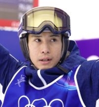 【五輪】モーグル銀・銅メダルを首にかけて堀島行真が羽田空港に帰国　到着ロビーのファン約１００人が拍手で出迎え