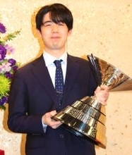 藤井聡太六冠、ＮＨＫ杯トロフィーが去年より重い？「トレーニングをしてちゃんと持ち上げられるように（笑）」