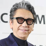 「布袋寅泰「ホテ散歩」で夜の輝く大阪城＆桜を楽しむ姿にくぎ付け！「神々しい」「天下取ってます」「高貴なコラボ」」の画像1