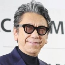 布袋寅泰「ホテ散歩」で夜の輝く大阪城＆桜を楽しむ姿にくぎ付け！「神々しい」「天下取ってます」「高貴なコラボ」