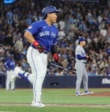 岡本和真、見逃し三振→チャレンジ成功で「ボール」→山本由伸から二塁打　“侍対決”３打席目で快音　