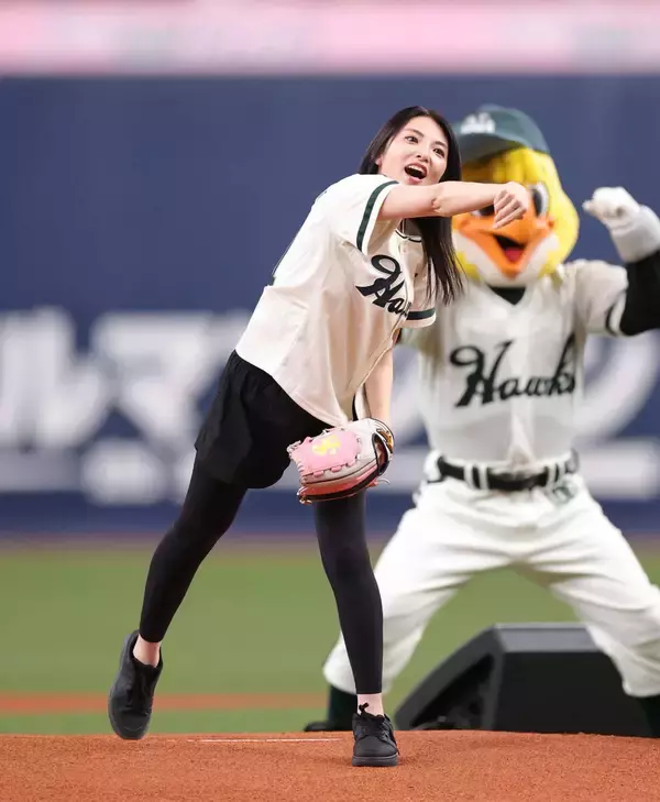 田中麗奈、南海ホークスのユニホーム姿でセレモニアルピッチ「復刻ナイターｉｎ大阪」大きく振りかぶって豪快に投球　ソフトバンク―日本ハム戦が京セラドームで開催