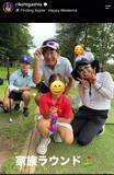 「石田純一＆東尾理子夫婦　子ども３人とゴルフ！１３歳長男が「じいじにそっくり！」「カッコイイ！」「大人かと思いました」」の画像1
