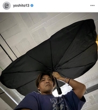 「トトロか」元サッカー日本代表・大久保嘉人氏の「傘」にフォロワー総ツッコミ！平愛梨も「爆笑しました！！」