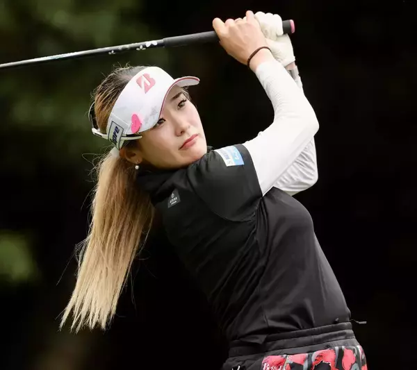 【女子ゴルフ】桑木志帆が単独トップで後半へ　３差２位に佐久間朱莉、金沢志奈、高橋しずくら