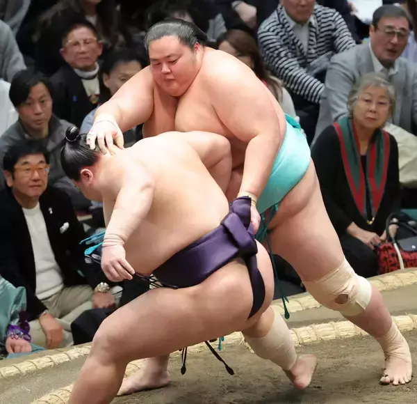 琴桜が白星スタート　落ち着いて、義ノ富士を退ける