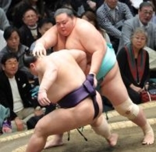 琴桜が白星スタート　落ち着いて、義ノ富士を退ける