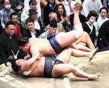 「平幕・伯乃富士が取り直しの末、横綱・豊昇龍に敗れる　最初の一番は「横綱の手が先につくのがみえた。勝ったと思った」」の画像1