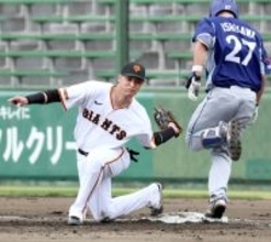 【巨人】吉川尚輝、復帰戦で負傷交代　一塁ベースカバーで走者と交錯