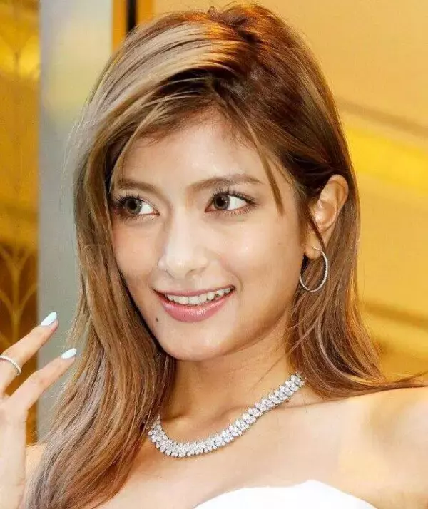 ３６歳・ローラが“ほぼ見えてる”刺激的な姿「おー！」「すげーー」「どタイプ」「女神」「令和のモナリザ」