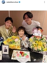 渡辺徹さん死去から４年…榊原郁恵がイケメン息子と誕生日祝い「可愛いお嫁ちゃんも」家族ショット披露