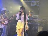 「ＳＮＳ総フォロワー数７００万人超のＭｕｍｅｉｘｘｘがライブにゲスト登場　中学・高校の文化祭以来のベース披露も」の画像1
