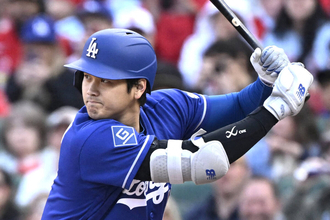 「１番ＤＨ」大谷翔平が１打席目に中前安打で３打席連続安打　先発は２勝目へ佐々木朗希