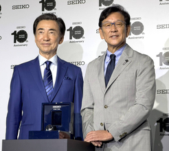 栗山英樹ＣＢＯが大興奮＆感謝「翔平のワガママを聞いてくれて…」　セイコーが『１００万時間積算時計』を大谷に贈呈　本人が依頼、３年かけて完成