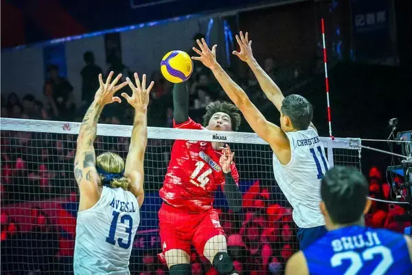 【バレー】１３連勝中の日本男子、第２セットを難敵・米国から２５―２３で奪い返す　日本らしいつなぎに大歓声…勝てば男子初の全勝Ｖに王手