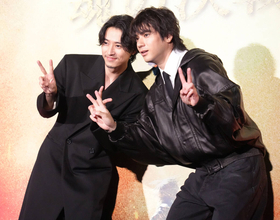 山﨑賢人、「キングダム」の宿敵と魂の抱擁！　山田裕貴は土下座でシルバーウィークの劇場動員お願い
