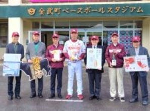 【楽天】「笹かまぼこ」３００枚「萩の月」５００個など特産品差し入れ　「活力に」と三木肇監督