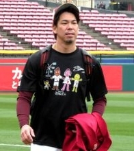 【楽天】前田健太、自身がデザインした「マエケン画伯Ｔシャツ」で記念撮影　同僚にプレゼント　投手陣から偉業の祝福受ける