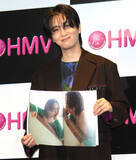 「カルマ　等身大の写真集に森香澄・井桁弘恵も興味津々「グループＬＩＮＥで写真と共に『あらあらあら』と送られてきた」」の画像1