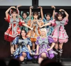 【ソフトバンク】ＣＡＮＤＹ　ＴＵＮＥが試合前に「倍倍ＦＩＧＨＴ！」披露　セレモニアルピッチでは７人横並びで投球