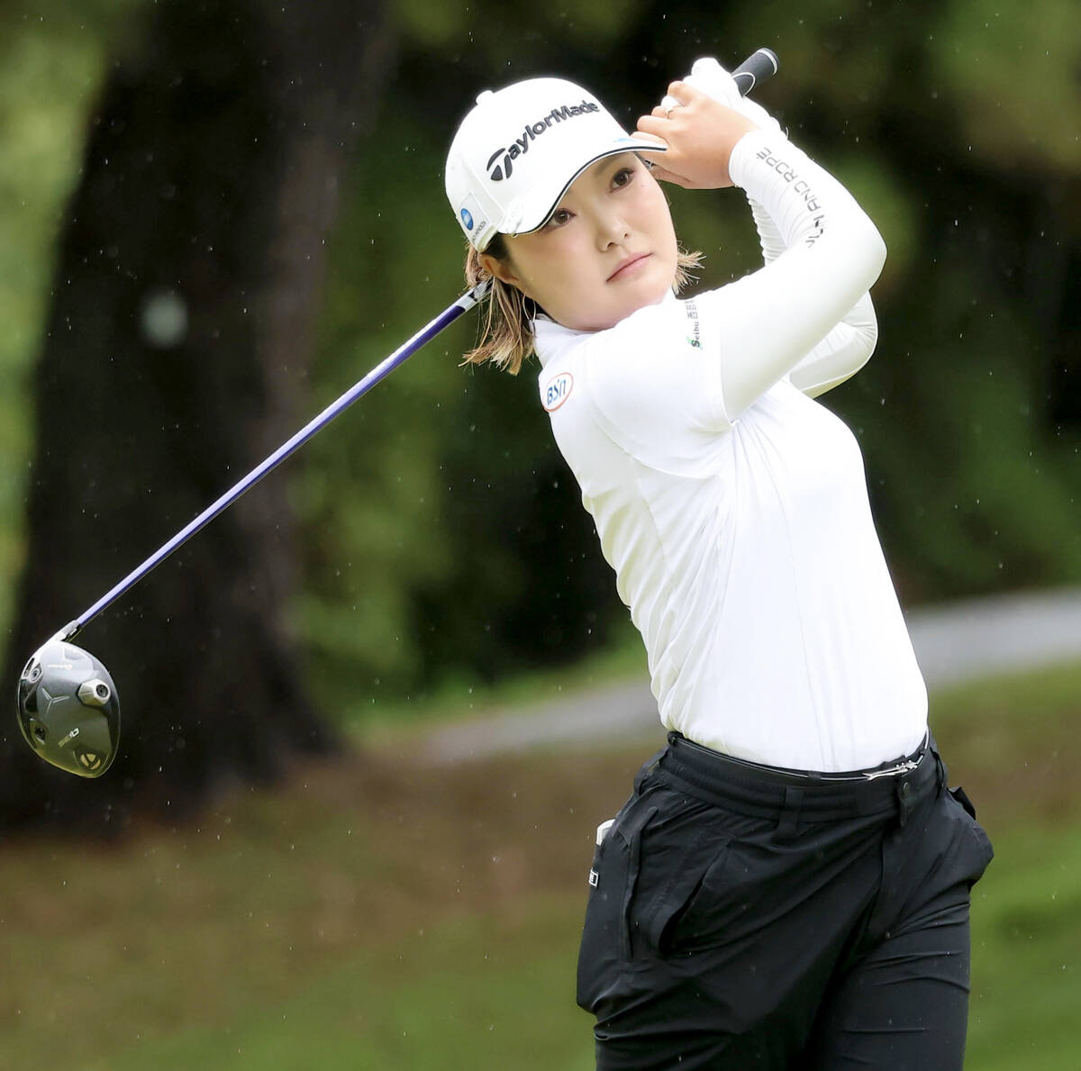 高橋彩華が今季２勝目一番乗り「こんなに早く達成できてうれしい」　圧巻の「３戦２勝」　鈴木愛との一騎打ち制す