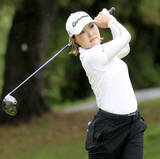 「高橋彩華が今季２勝目一番乗り「こんなに早く達成できてうれしい」　圧巻の「３戦２勝」　鈴木愛との一騎打ち制す」の画像1