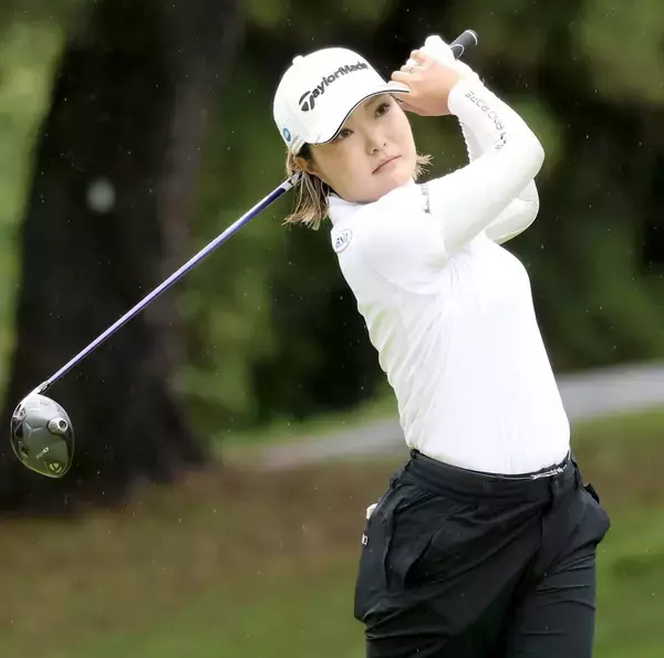 高橋彩華が今季２勝目一番乗り「こんなに早く達成できてうれしい」　圧巻の「３戦２勝」　鈴木愛との一騎打ち制す