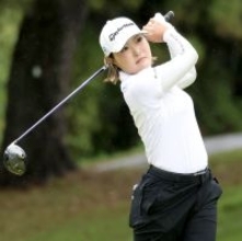 高橋彩華が今季２勝目一番乗り「こんなに早く達成できてうれしい」　圧巻の「３戦２勝」　鈴木愛との一騎打ち制す