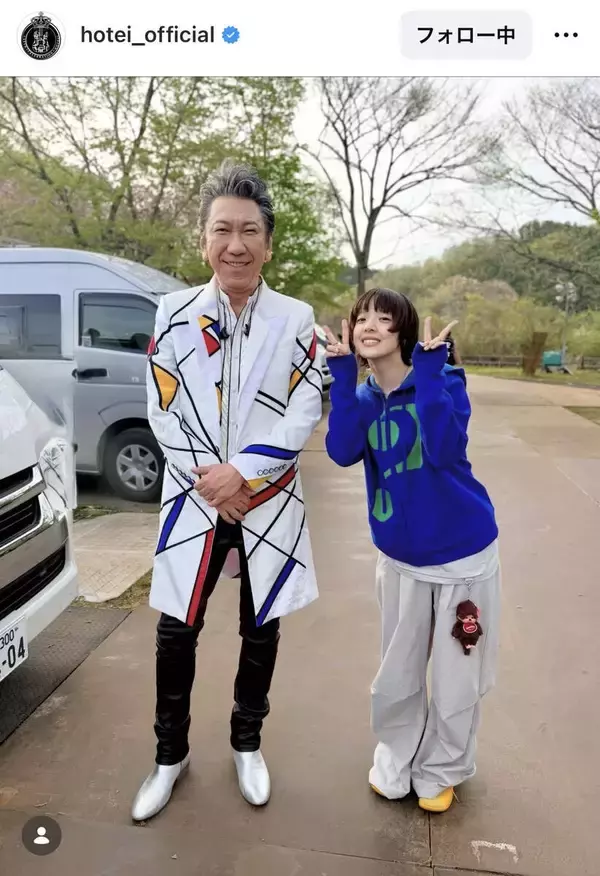 布袋寅泰、人気女性シンガーと“身長差に驚き！「遠近法かと」「コラボして」