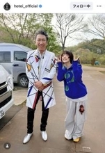 布袋寅泰、人気女性シンガーと“身長差に驚き！「遠近法かと」「コラボして」