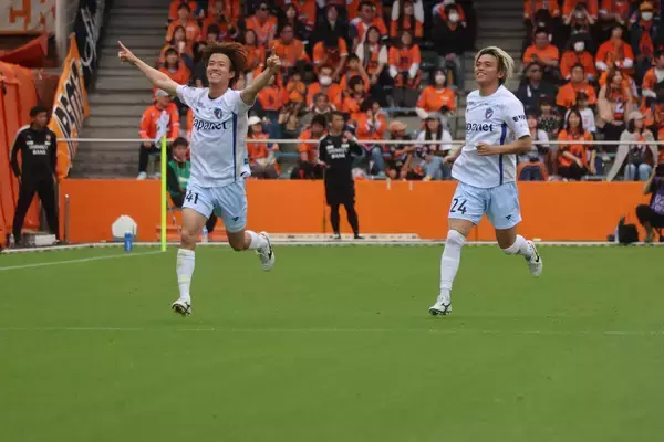 【Ｊ１長崎】ＦＷサンタナが古巣弾＆ＭＦ長谷川が決勝ゴール　５戦ぶり白星に高木監督「サポーターと喜びを分かち合えた」