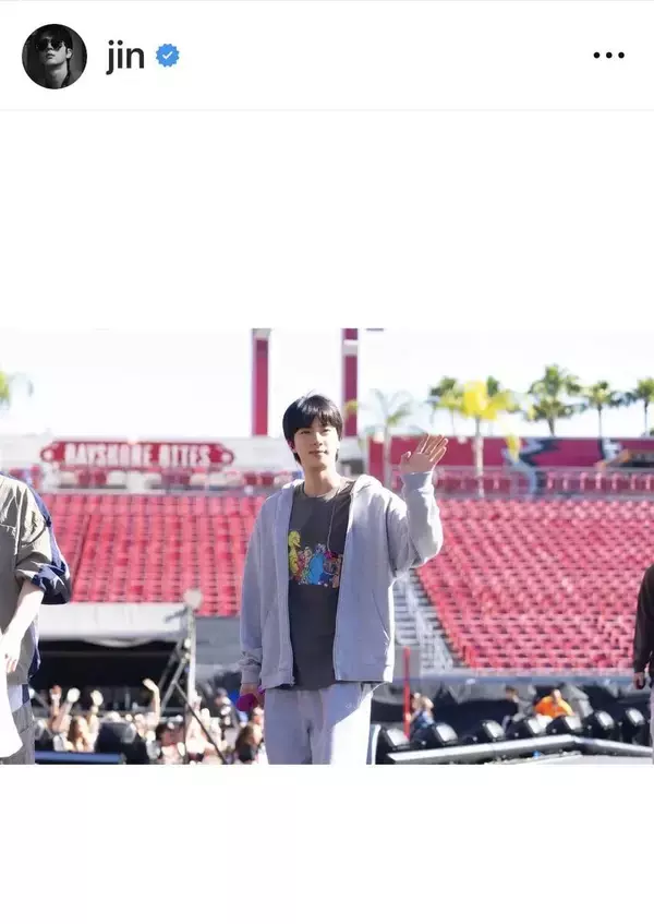 「ワールドワイド肩幅」ＢＴＳ・ＪＩＮ、オフショットにファン胸キュン「さすが需要わかってる！！」「フードかぶっててもイケメン」
