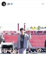 「ワールドワイド肩幅」ＢＴＳ・ＪＩＮ、オフショットにファン胸キュン「さすが需要わかってる！！」「フードかぶっててもイケメン」