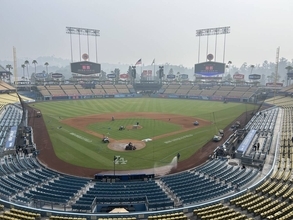 ドジャーススタジアムも“非常事態”　ロサンゼルスの大規模火事の影響で…焦げ臭く視界も悪化　マスク推奨