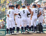 「【甲子園】昨夏Ｖの沖縄尚学が初戦敗退　連覇の夢破れる　最速１５０キロ左腕の末吉良丞は無念の３回３失点　目を潤ませ横浜・織田と抱擁」の画像1