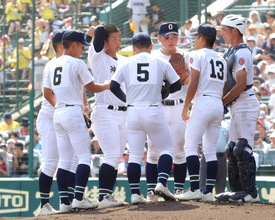 【甲子園】昨夏Ｖの沖縄尚学が初戦敗退　連覇の夢破れる　最速１５０キロ左腕の末吉良丞は無念の３回３失点　目を潤ませ横浜・織田と抱擁
