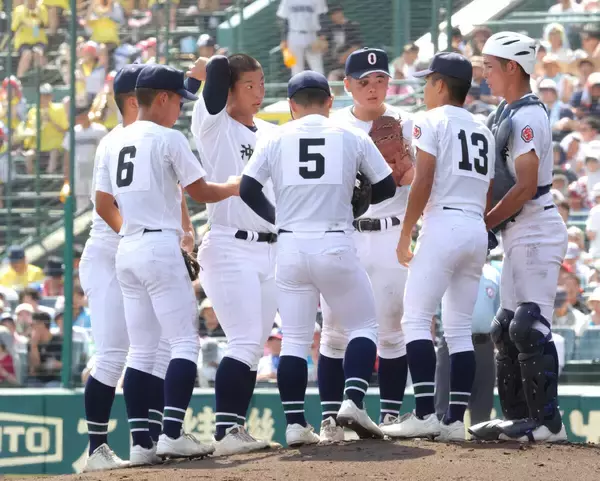 【甲子園】昨夏Ｖの沖縄尚学が初戦敗退　連覇の夢破れる　最速１５０キロ左腕の末吉良丞は無念の３回３失点　目を潤ませ横浜・織田と抱擁