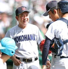 【甲子園】横浜・村田浩明監督、試合後インタビューで号泣「相当なプレッシャー」「天国の監督さんに優勝を届けられるように」…渡辺元智元監督に捧げる