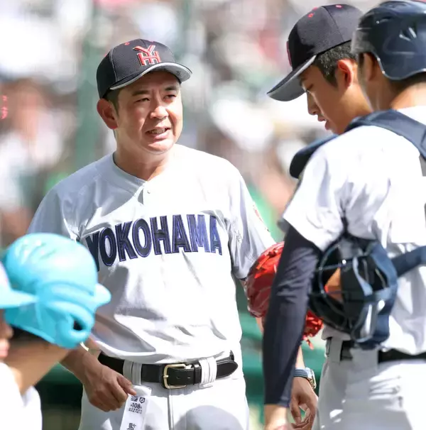 【甲子園】横浜・村田浩明監督、試合後インタビューで号泣「相当なプレッシャー」「天国の監督さんに優勝を届けられるように」…元監督・渡辺元智さんに捧げるベスト４入り