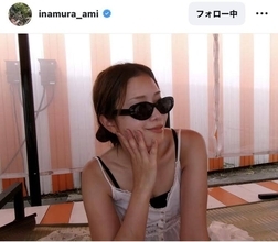 稲村亜美がサングラス姿にフラミンゴボートで水遊びの“夏満喫”ショット！「艶やかな美しさ」「かっこいい」