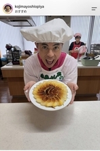 小島よしお　かっぽう着姿で梨のケーキもぐもぐ「羽根つき餃子のような初めてみる梨の形態」