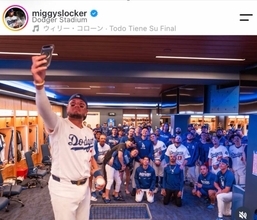 大谷翔平が山本由伸を“バックハグ”　引退ロハスが集合写真を公開「心から感謝しています」…ドジャースナインら総勢６０人が集結