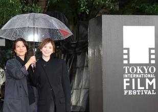 松岡茉優、クールなジャケットスタイルで三島有紀子監督をエスコート　東京国際映画祭レッドカーペット
