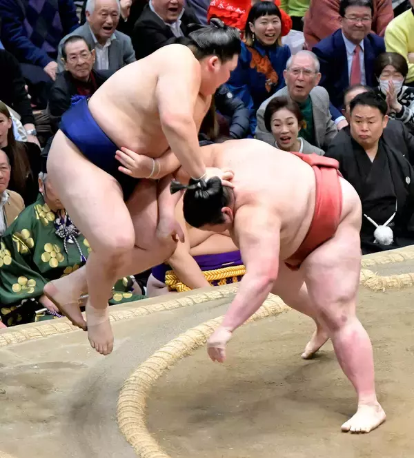 熱海富士が連日の金星獲得　今場所の義ノ富士に続く２日連続の金星は戦後２３例目　優勝争いでもトップタイの２敗