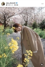 岡崎紗絵、満開の桜と浮かべる笑顔が「かわいすぎる！！」　「相性良すぎる」「ベストマッチしてて爆可愛い」と絶賛