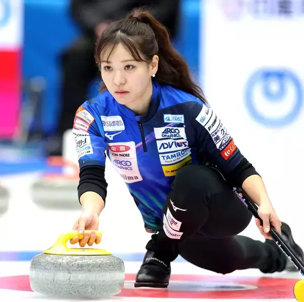 ロコ・ソラーレ電撃退団の吉田知那美　脇見せポーズ！秘めた超絶スタイル披露「すんごい」「モデルかと」