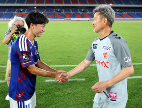 １６歳の目標かなう　５９歳キング・カズと１６歳三井寺真が試合後に公開ユニホーム交換！　スタンドからは拍手とどよめき