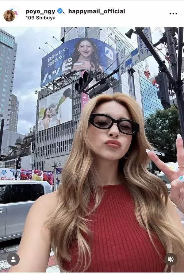 ゆきぽよ、金髪ロングヘアで渋谷に降臨！自身の看板をバックにピース「え！あ！看板の人だ！」「かっこいい」