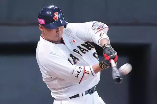 中田翔氏、エスコン１号、左翼ブルペンへソロ　巨人時代応援歌、原監督とグータッチ